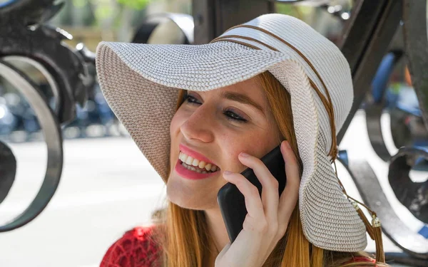 Happy Woman Visiting City Summer Wearing Straw Hat — Stock Photo, Image