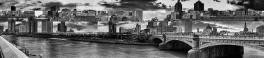Melbourne 'un panoramik manzarası Yarra Nehri boyunca ufuk çizgisi, Avustralya.