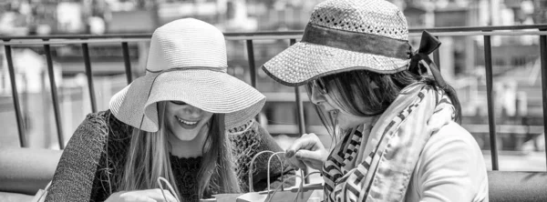 Amici Che Godono Vista Sulla Città Durante Apertura Sacchetti Regalo — Foto Stock