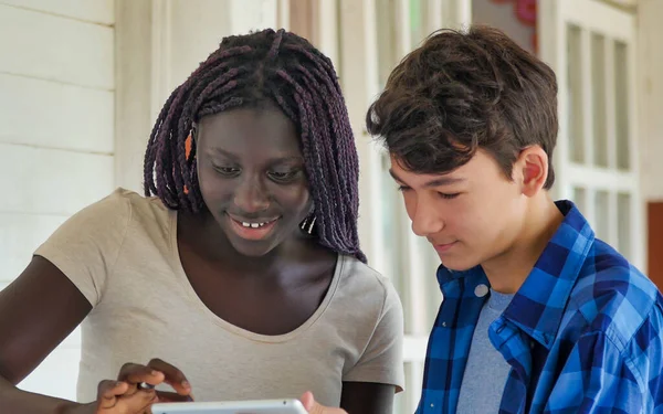 Menina Africana Conversando Escola Com Colega Escola Caucasiano — Fotografia de Stock