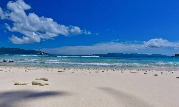มมองทางอากาศของชายหาดท งจากโดรนท นได — ภาพถ่ายสต็อก