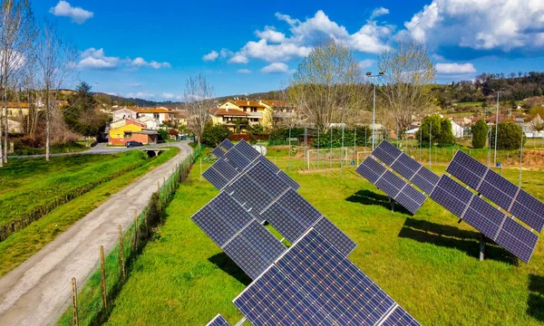 Panele Słoneczne Regionie Górskim Zielone Przyjazne Dla Środowiska Źródła Energii — Zdjęcie stockowe