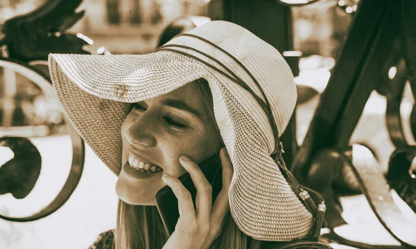 Glückliche Junge Frau Mit Strohhut Telefoniert Draußen — Stockfoto