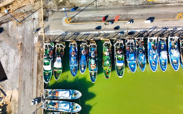 Αλιευτικά Σκάφη Ένα Μικρό Λιμάνι Εναέρια Θέα Από Drone — Φωτογραφία Αρχείου