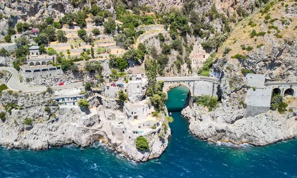 夏には美しいアマルフィ海岸の素晴らしい空中ビュー イタリア ドローン視点 — ストック写真