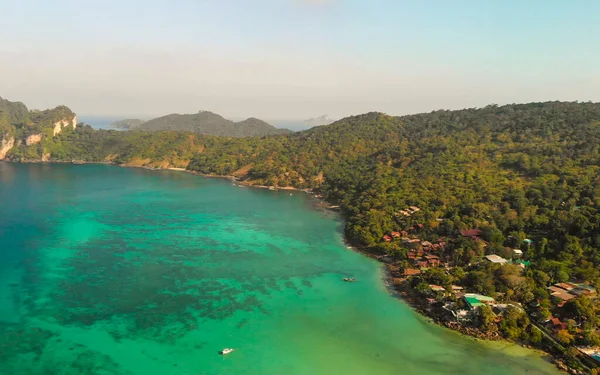 Phi Phi Don 天气炎热的日子 从无人驾驶飞机上俯瞰菲菲岛海岸线的全景 — 图库照片