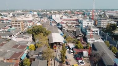 MAEKLONG, THAILAND - 15 ARALIK 2019: Nehir ve demiryolu pazarı ile Maeklong şehir manzarasının inanılmaz hava manzarası.