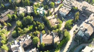 Yaz mevsiminde Vail kasabasının yukarıdan görünüşü, Colorado.