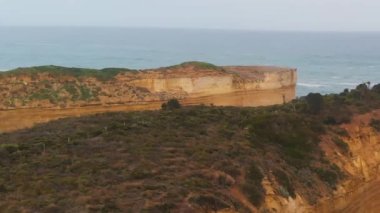 Loch Ard Gorge, Avustralya 'nın Büyük Okyanus Yolu boyunca güzel bir kıyı şerididir. Drone bakış açısı.