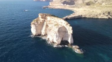Dwejra Körfezi 'ndeki Mantar Kayası' nın havadan görünüşü, Gozo..