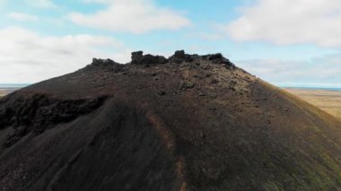 Saxholl Krateri İzlanda 'da ünlü bir volkandır. Yaz mevsiminde İHA 'dan hava görüntüsü