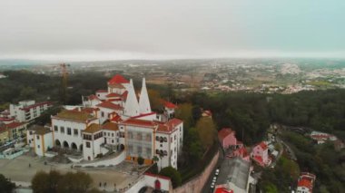 Hava manzaralı güzel Sintra kasabası bulutlu bir günde, Portekiz.