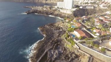 Santiago del Teide 'nin bir yaz günü, Tenerife - Kanarya Adaları' ndaki hava panoramik manzarası