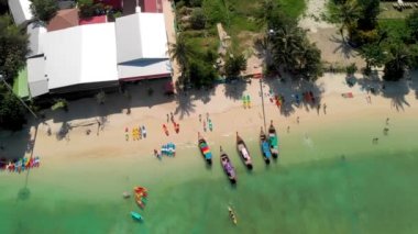 Phi Phi Don Adası, Tayland. Güneşli bir günde İHA 'dan güzel kıyı şeridinin havadan görüntüsü.