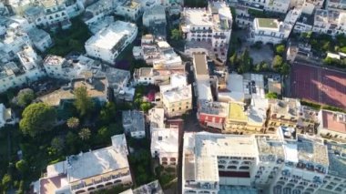 Gün batımında Capri kasabası, İtalya. Yaz mevsiminde İHA 'dan şehir evlerinin hava görüntüsü.
