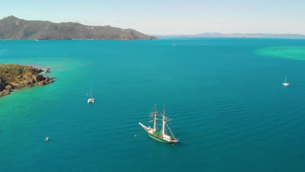 オーストラリア クイーンズランド州のウィットサンデー諸島公園 ドローンから見た美しい海の空中風景 — ストック動画