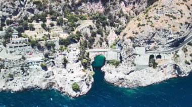 İtalya, Amalfi Sahili 'ndeki bir İHA' dan Furore Fjord 'un hava görüntüsü.