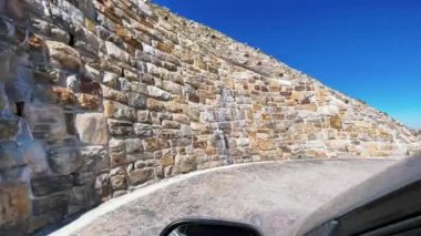 Yaz mevsiminde Grossglockner Ulusal Parkı boyunca uzanan yol.