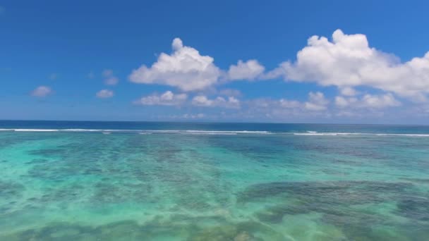 Coral Reef Από Drone Σεϋχέλλες Παραλία Και Βράχια Μια Ηλιόλουστη — Αρχείο Βίντεο