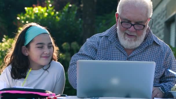 Orang Tua Menjelaskan Bagaimana Menggunakan Laptop Kepada Cucunya — Stok Video