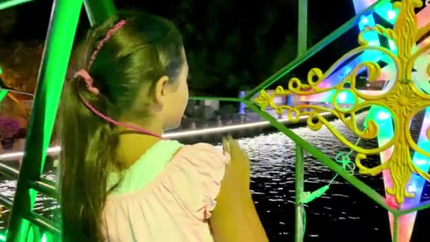 Малакка Малайзия Декабря 2019 Года Молодая Девушка Посещает Город Ночью — стоковое видео