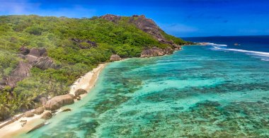 Anse Kaynak Argent, La Digue. Güneşli bir günde İHA 'dan inanılmaz bir hava manzarası Seyşeller Adaları