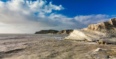 Türklerin Merdivenleri 'nin havadan görünüşü. Scala dei Turchi, İtalya 'nın Sicilya eyaletinin güney kıyısında kayalık bir uçurumdur.