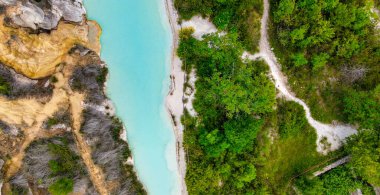 Bagno Vignoni 'nin tepedeki doğal havuz manzarası, Toskana.