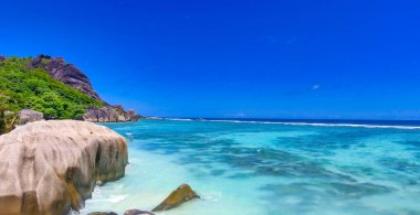 Anse Kaynak Argent, La Digue. Güneşli bir günde İHA 'dan inanılmaz bir hava manzarası Seyşeller Adaları