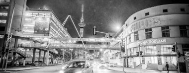 Auckland, Yeni Zelanda - 26 Ağustos 2018: Limandaki şehir caddelerinin gece manzarası.