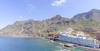 Güneşli bir günde Puerto de la Cruz 'un hava manzarası, Tenerife - İspanya