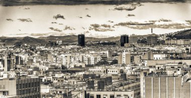 Güneşli bir günde bir Barselona havadan görünümü.