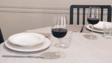 Şarap kadehleri, tabaklar ve çanak çömlek takımı..