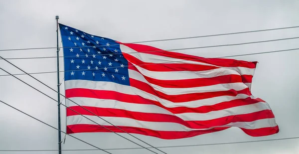Hermosa Bandera Americana Ondeando Viento Contra Cielo Nublado — Foto de Stock