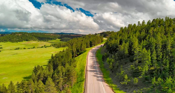 Strada Montagna Vista Aerea Attraverso Boschi Nella Stagione Estiva — Foto Stock