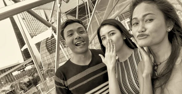 Feliz Joven Asiático Amigos Disfrutando Ciudad Vista Aire Libre — Foto de Stock