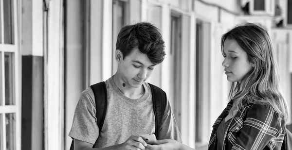 Casal Adolescente Caucasiano Olhando Para Smartphone Corredor Escola — Fotografia de Stock