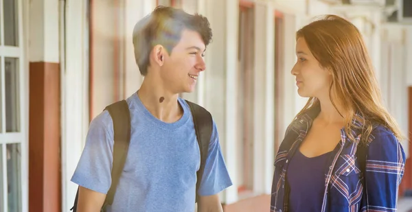 Caucasico Adolescente Coppia Felice Scuola Parlando Nel Corridoio — Foto Stock