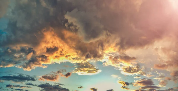 夏の季節に夕日の空のドローンの視点 夕暮れ雲のパノラマビュー — ストック写真