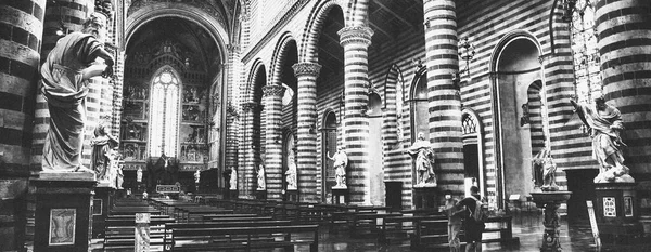 イタリアのオルヴィエート 2021年7月3日 フレスコ画や絵画と都市の大聖堂のインテリアビュー — ストック写真