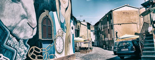 意大利罗卡尔维采 2021年7月2日 圣安杰洛迪罗卡尔维采大街 墙上挂着名画 — 图库照片