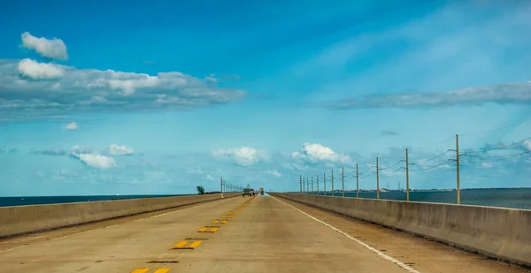 Ruch Samochodowy Wzdłuż Autostrady Zamorskiej Florida Keys — Zdjęcie stockowe