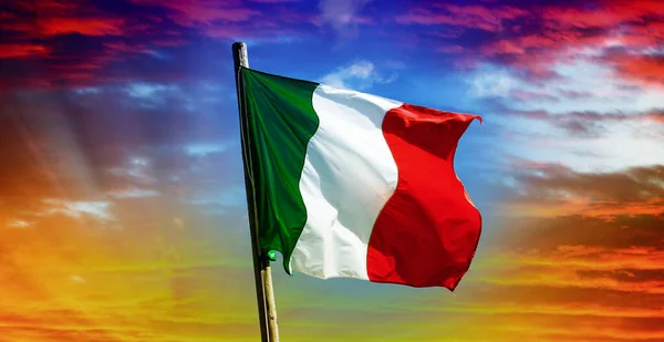 Italienische Flagge Drei Farben Auf Dem Hintergrund Des Sonnenuntergangs — Stockfoto