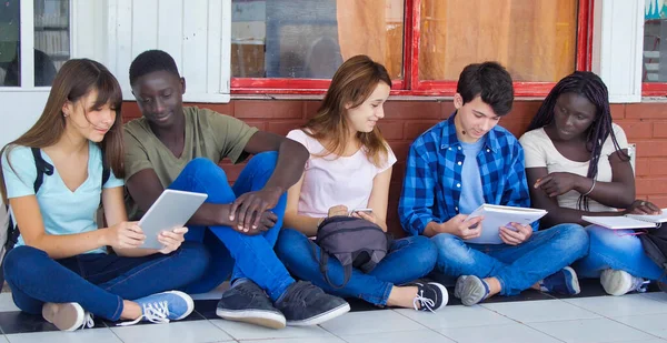 Diversidad Estudiantes Amigos Concepto Felicidad Cinco Compañeros Sentados Pasillo Escuela —  Fotos de Stock