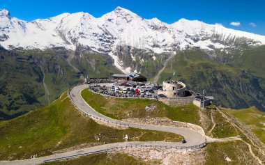 Grossglockner dağlarının yaz mevsiminde karla kaplı muhteşem hava manzarası. Edelweiss Spitze 'ye insansız hava aracı bakış açısı
