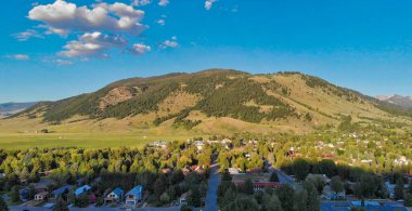 Jackson Hole 'un yaz mevsiminde WY, ABD' deki inanılmaz panoramik gün batımı manzarası.