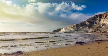 Türklerin Merdivenleri 'nin havadan görünüşü. Scala dei Turchi, İtalya 'nın Sicilya eyaletinin güney kıyısında kayalık bir uçurumdur.
