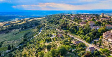 Pienza, Toskana. Ünlü ortaçağ kasabasının günbatımında hava manzarası.