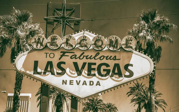 Berühmtes Willkommensschild Mit Almosen Und Blauem Himmel Las Vegas Nevada — Stockfoto