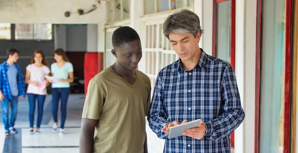 Läraren Pratar Med Eleverna Skolan — Stockfoto